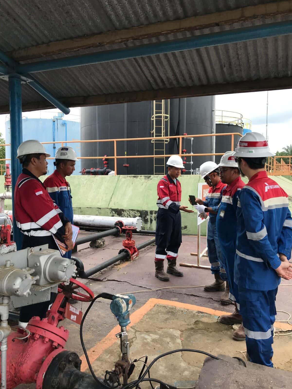 Tim CIK CORP mengerjakan manifold sumur di area produksi mitra