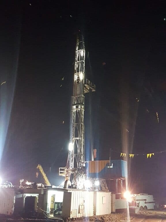 Menara bor menyala pada dinihari, kegiatan pengeboran berjalan tanpa jeda