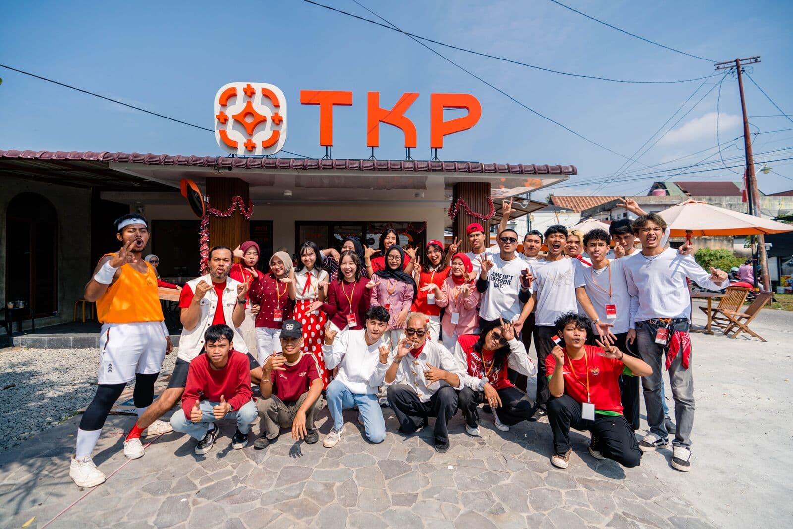 Halaman depan gerai Titik Kumpul Plata pada hari ramai