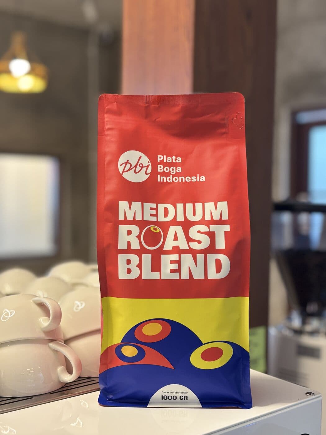 Kemasan Medium Roast Blend satu kilogram di meja bar