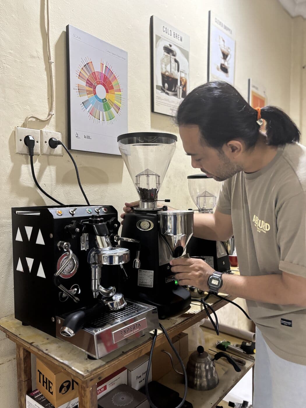 Barista menyiapkan mesin espresso dan penggiling di ruang uji seduh