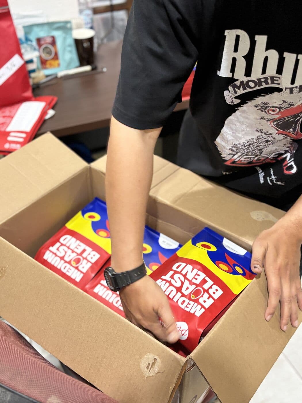Kemasan kopi disusun ke dalam kardus untuk dikirim ke kedai mitra