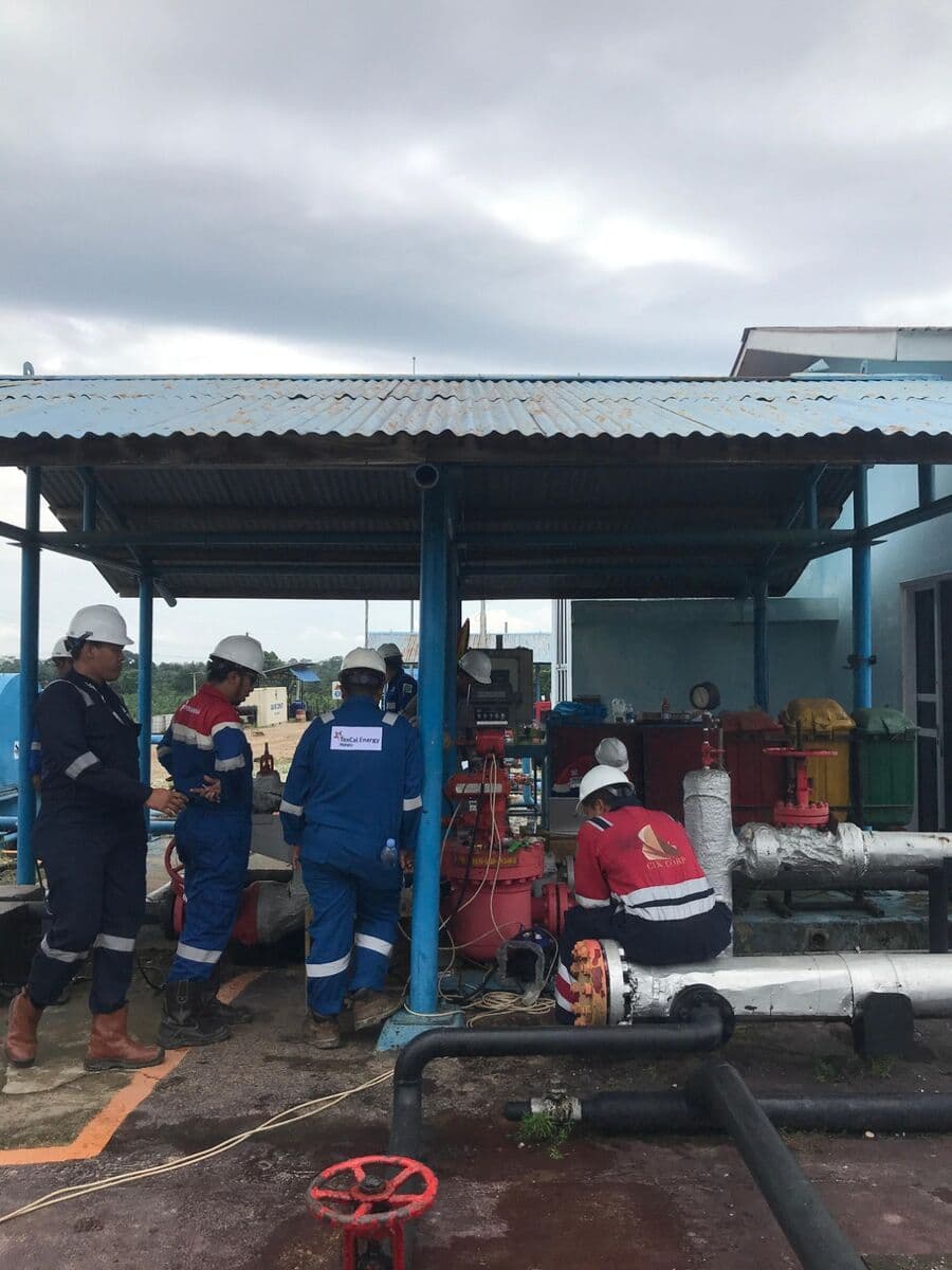 Pemeriksaan pompa dan katup di stasiun pengumpul, dikerjakan bersama pengawas lapangan mitra